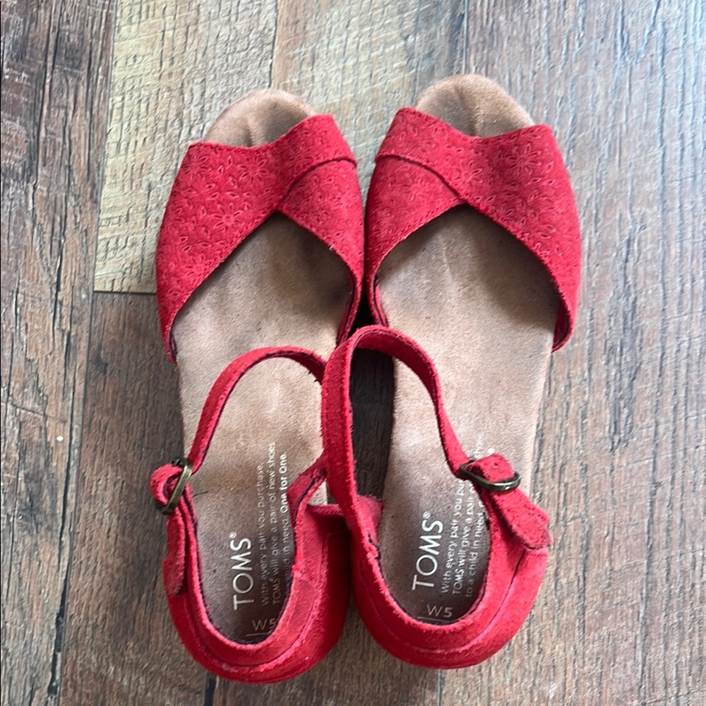 Stylish Red Sandals by Seychelles - Picture 3 of 8